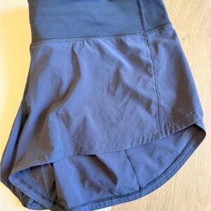 lululemon hotty hot 2.5 black Athletic shorts unlined - size 6